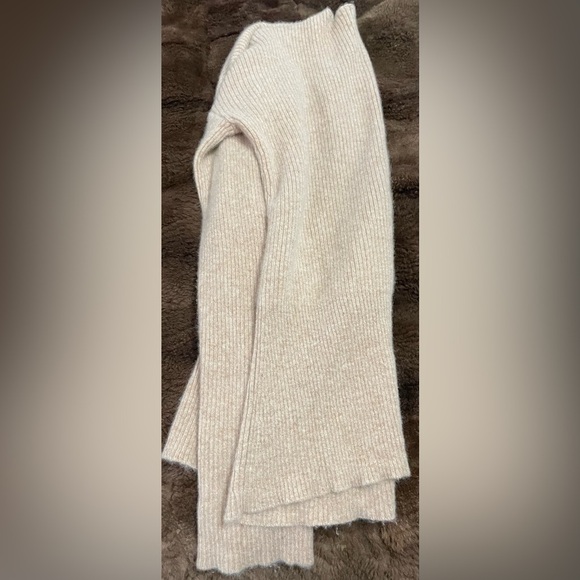 EUC Beautiful Brass The Crossover Cashmere V-Neck Sweater- Size Medium - Picture 9 of 10